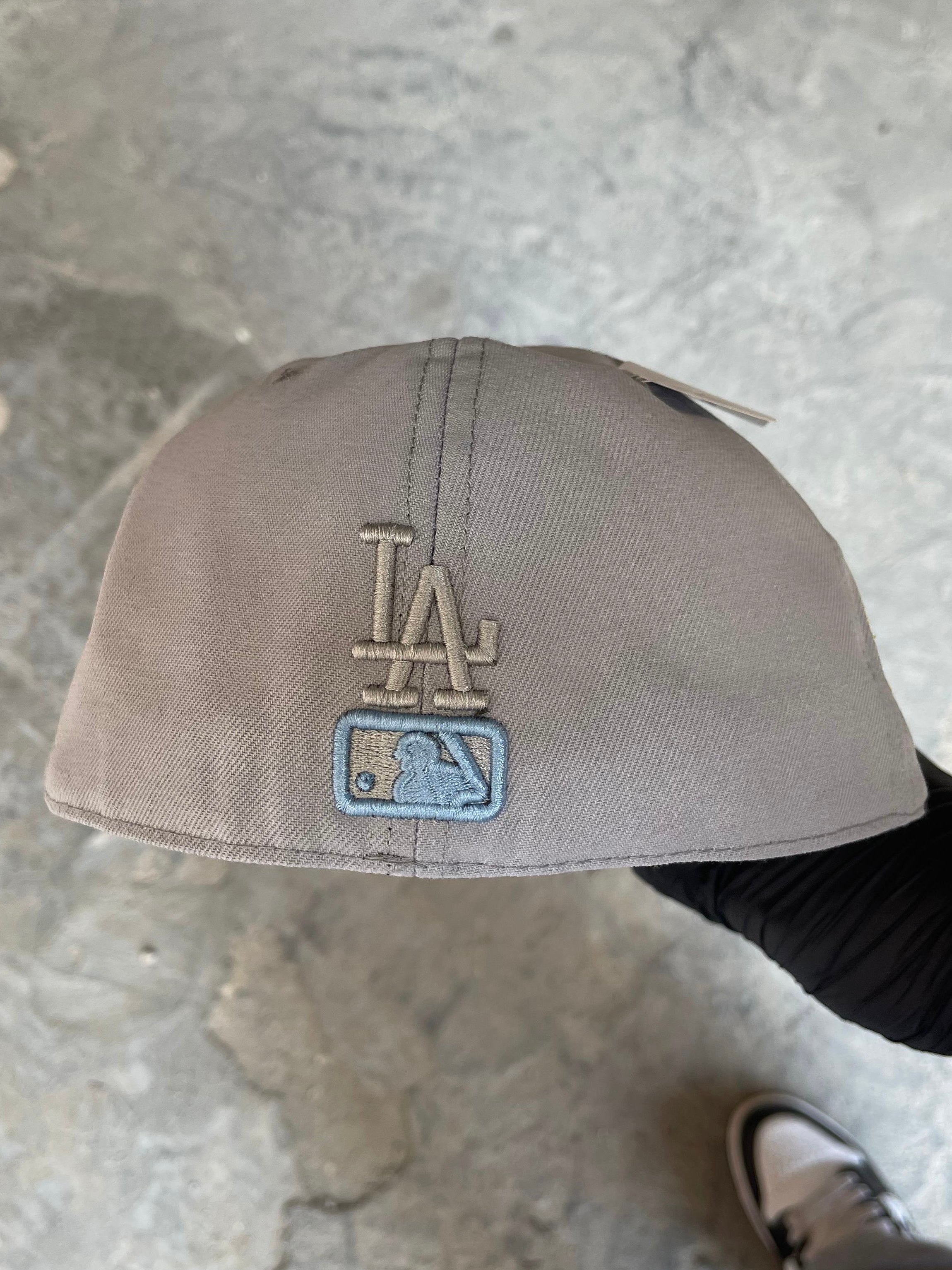 •Los Angeles dogers color brush
fitted cap.