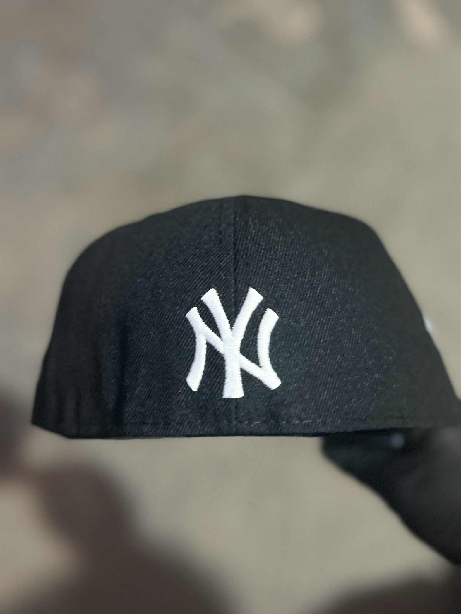 New York Yankees New Era Navy Bloom Side Patch 59FIFTY Fitted Hat.