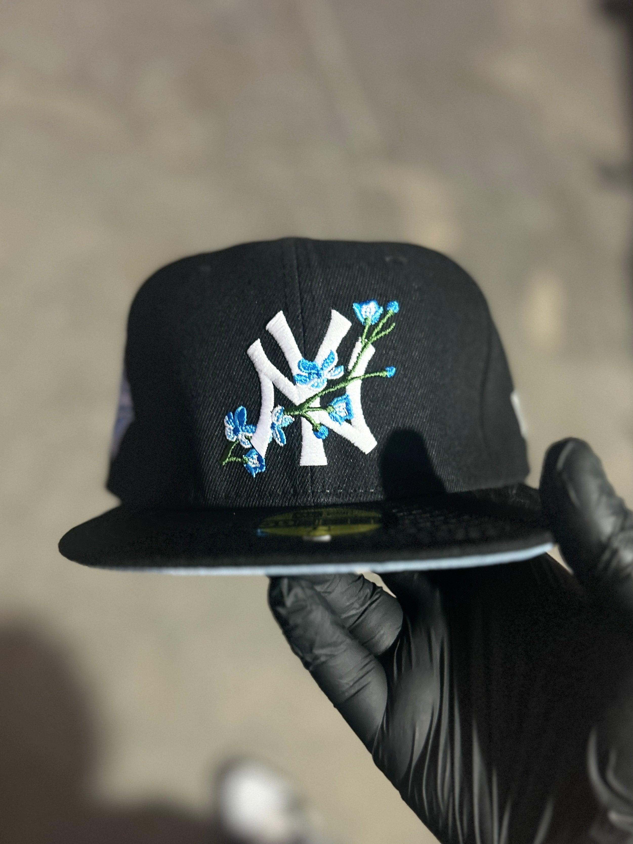 New York Yankees New Era Navy Bloom Side Patch 59FIFTY Fitted Hat.
