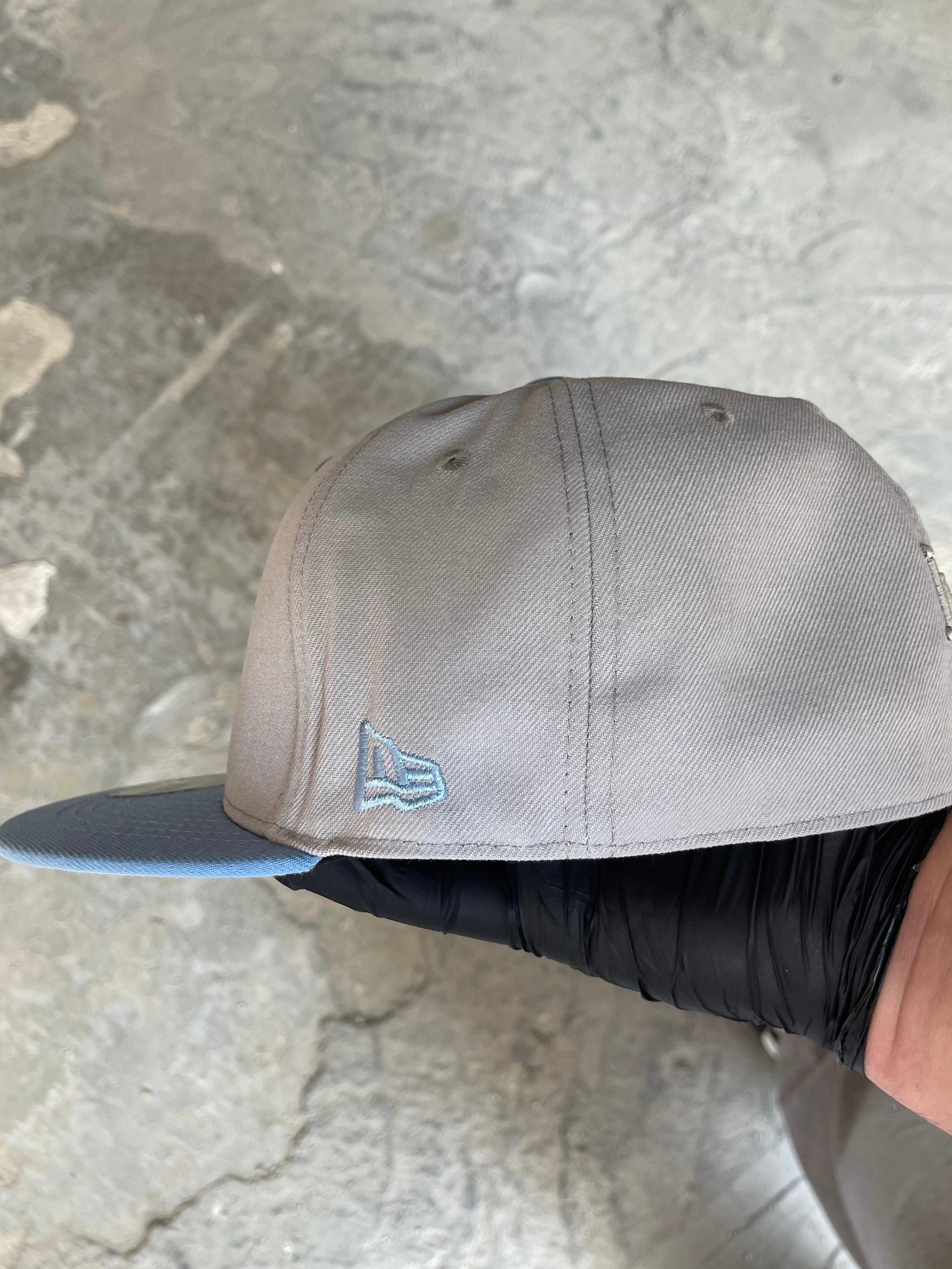 •Los Angeles dogers color brush
fitted cap.